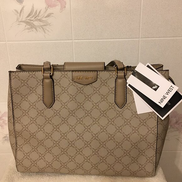 Nine West Kairo Tote w/ wristlet pouch - Picture 1 of 9